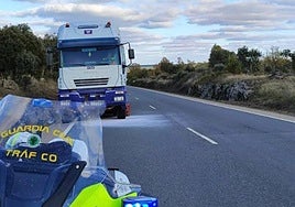 La Guardia Civil regula el tráfico en el lugar donde el vehículo ha sufrido la avería.