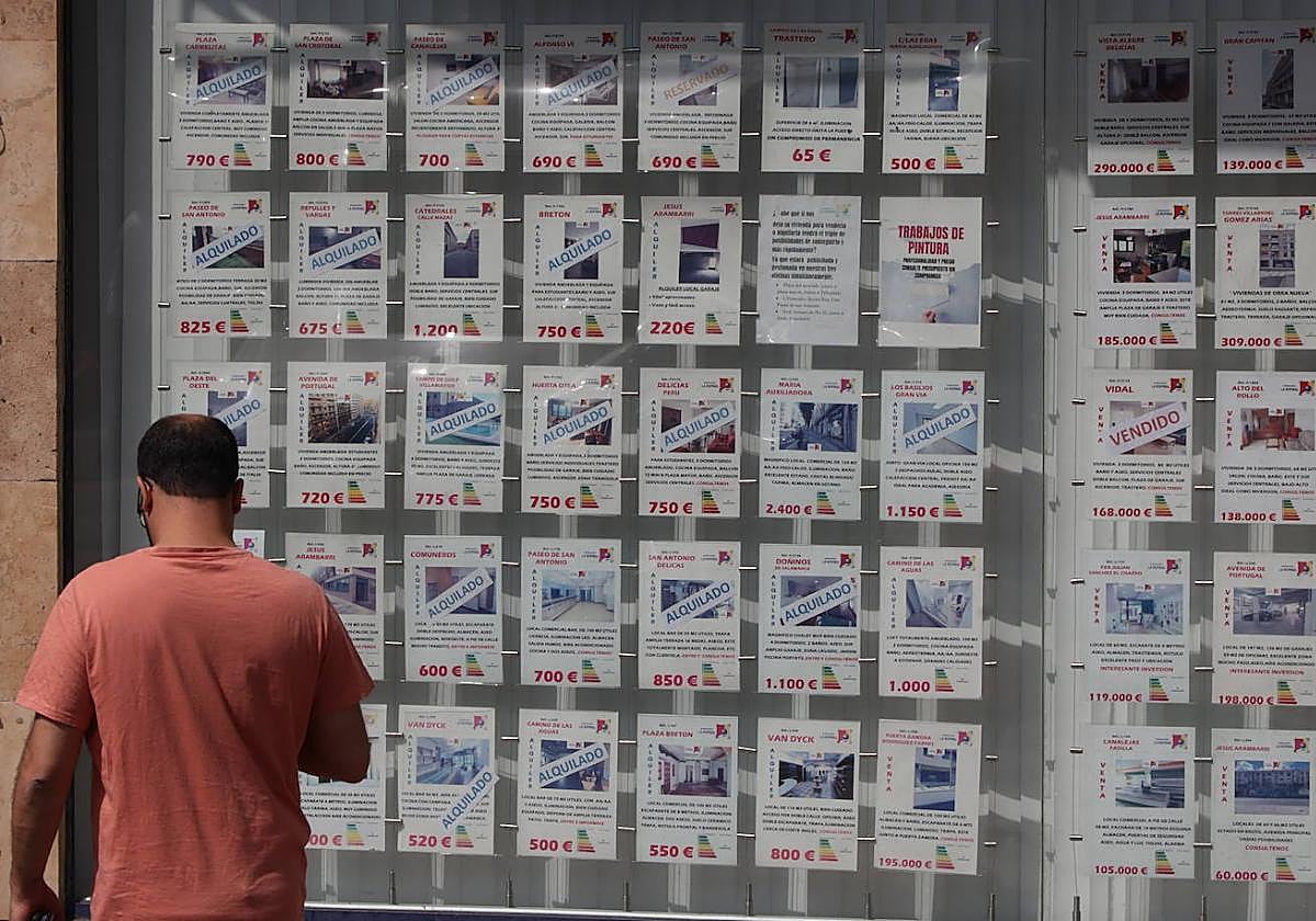 Un hombre, frente a alumnos de viviendas en una inmobiliaria.