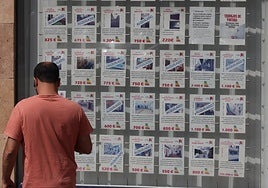 Un hombre, frente a alumnos de viviendas en una inmobiliaria.