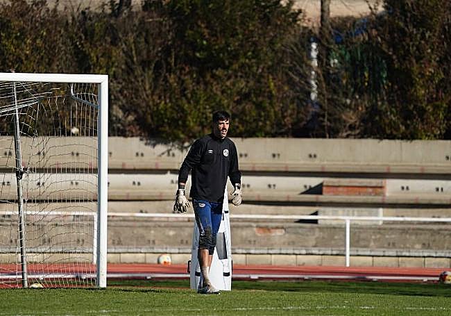 Villanueva defienda una de las porterías en uno de los ejercicios.