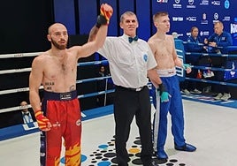 Momento en el que Jaime Lizana es proclamado vencedor del combate.