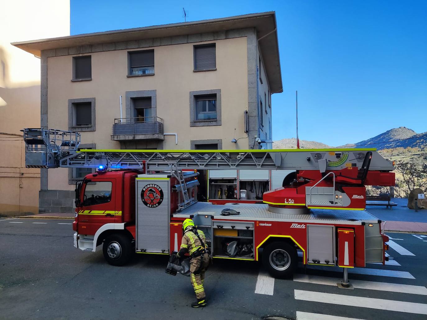 Dos personas &#039;rescatadas&#039; de la comisaría de Policía de Béjar en un simulacro conjunto con los Bomberos
