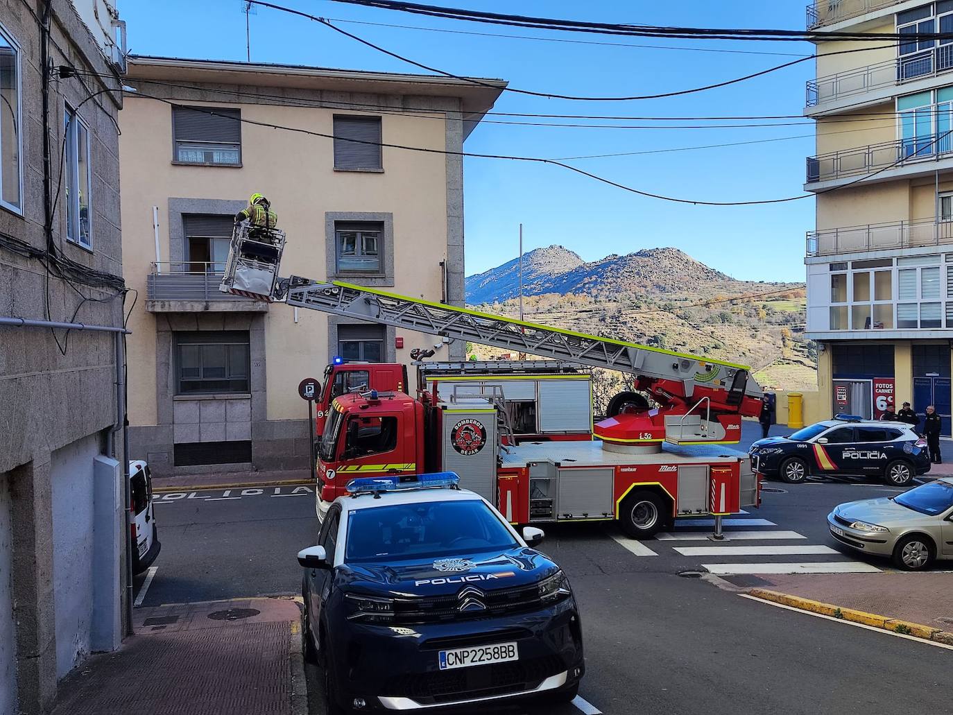 Dos personas &#039;rescatadas&#039; de la comisaría de Policía de Béjar en un simulacro conjunto con los Bomberos