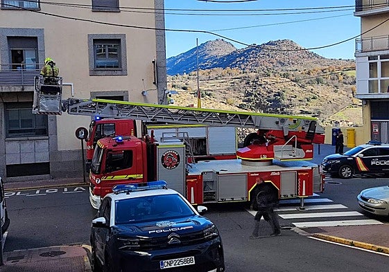 Dos personas 'rescatadas' de la comisaría de Policía de Béjar en un simulacro conjunto con los Bomberos