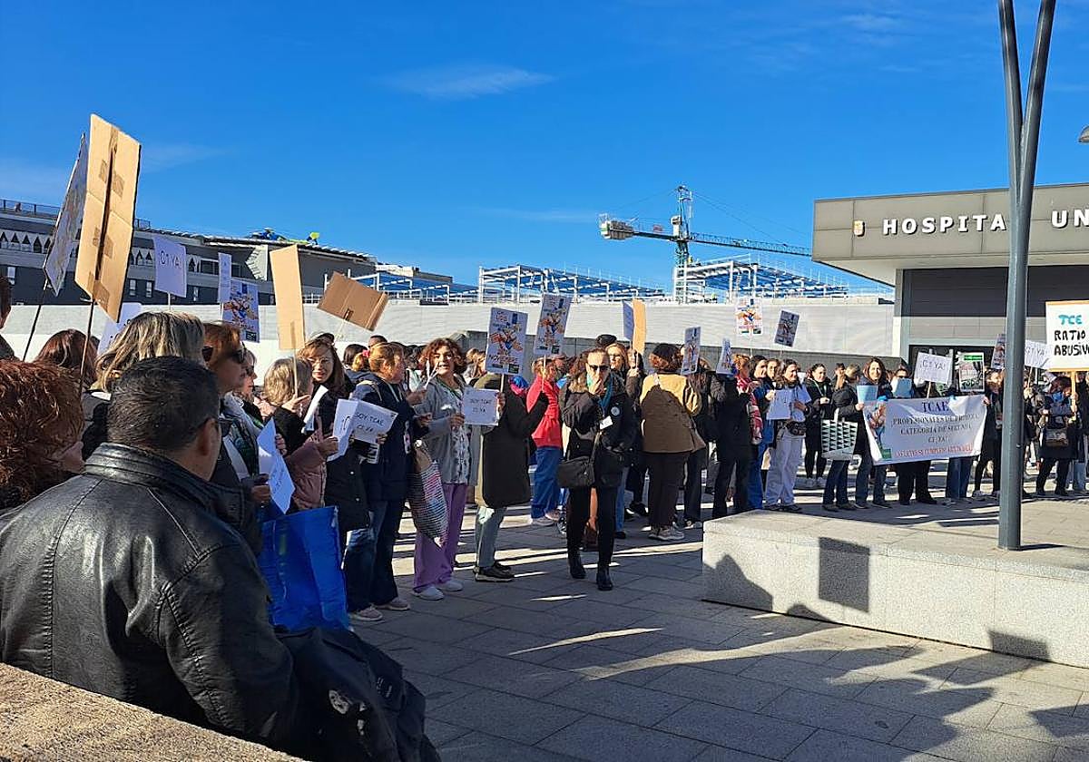 Imagen de la huelga de TCAE en el paseo de San Vicente.