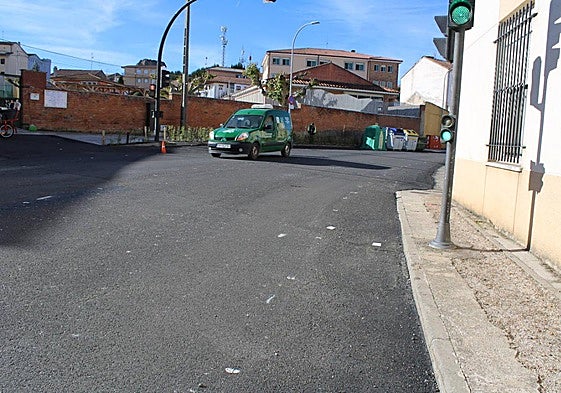 Imagen del paso elevado, que no se ha pintado aún, a la altura del colegio Filiberto Villalobos.
