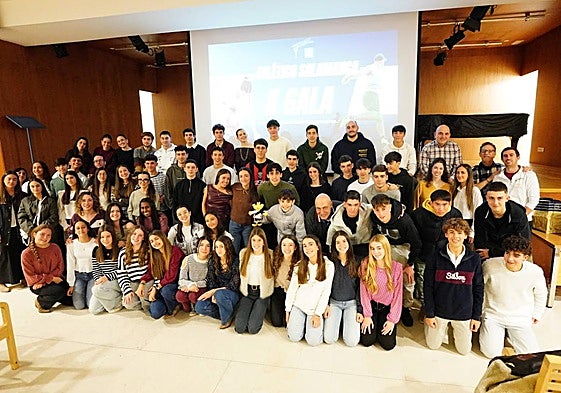 Foto de familia de los atletas y técnicos que han acudido a la gala.