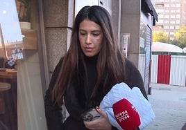 Gabriela Guillén atiende a los medios de comunicación.