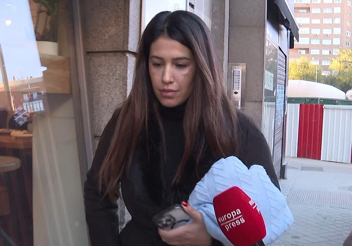 Gabriela Guillén atiende a los medios de comunicación.