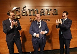 Alberto Díaz, presidente de la Cámara de Comercio de Salamanca; Benjamín Crespo, galardonado con la medalla al mérito, y Alfonso Fernández Mañueco, presidente de la Junta de Castilla y León.