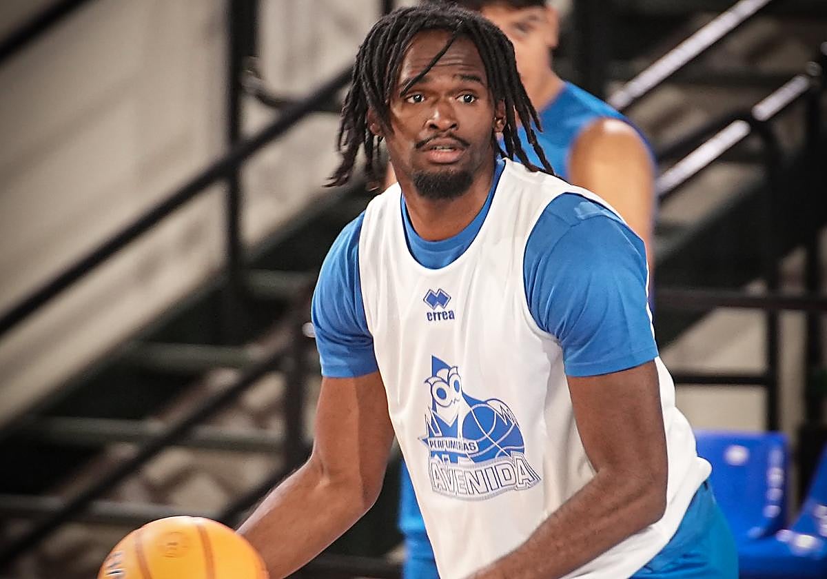 Ifeanyi Okeke, entrenando ya en el Würzburg Silvia Domínguez con sus nuevos compañeros.