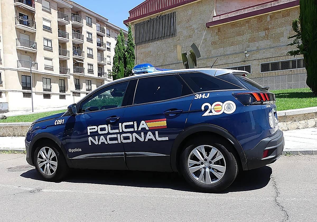 Un coche de la Policía Nacional, estacionado en la capital.