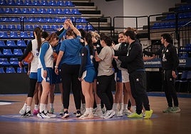 Jugadoras y técnicos de Avenida, al finalizar el entrenamiento de este sábado.