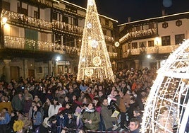 La Plaza Mayor se llenó de luz y público para vivir el momento del encendido.