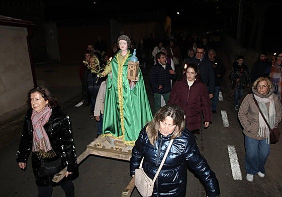 La procesión con la imagen de Santa Bárbara se celebró por la tarde tras la misa.