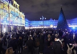 La Plaza Mayor, llena de personas disfrutando del viodemapping este sábado.