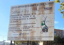 Imagen del cartel del solar abandonado donde estaba previsto construir el centro de slaud de El Zurguén.