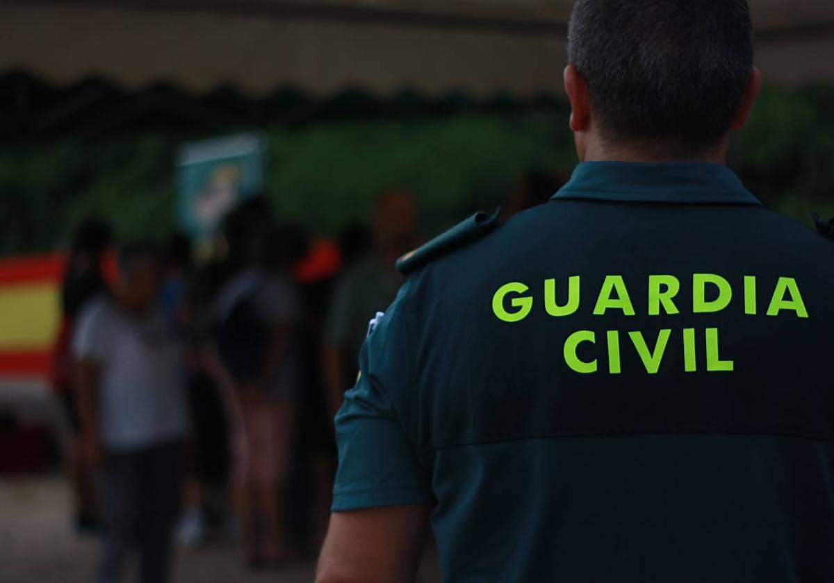 Un agente de la Guardia Civil, de espaldas.