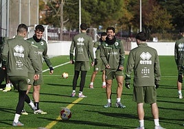 Álvaro Gómez ríe a carcajadas en el inicio de la sesión de entrenamiento de este viernes.