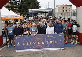 Responsables de la Universidad Pontificia, atletas y colaboradores, antes de tomar la salida.