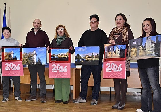 Ganadores, familiares y autoridades del rally fotográfico de la Hermandad con los calendarios solidarios para ayudar a Cáritas parroquial