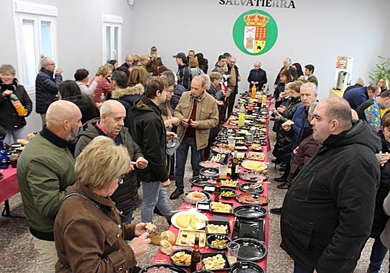 El salón se llenó para disfrutar del convite ofrecido tras la misa