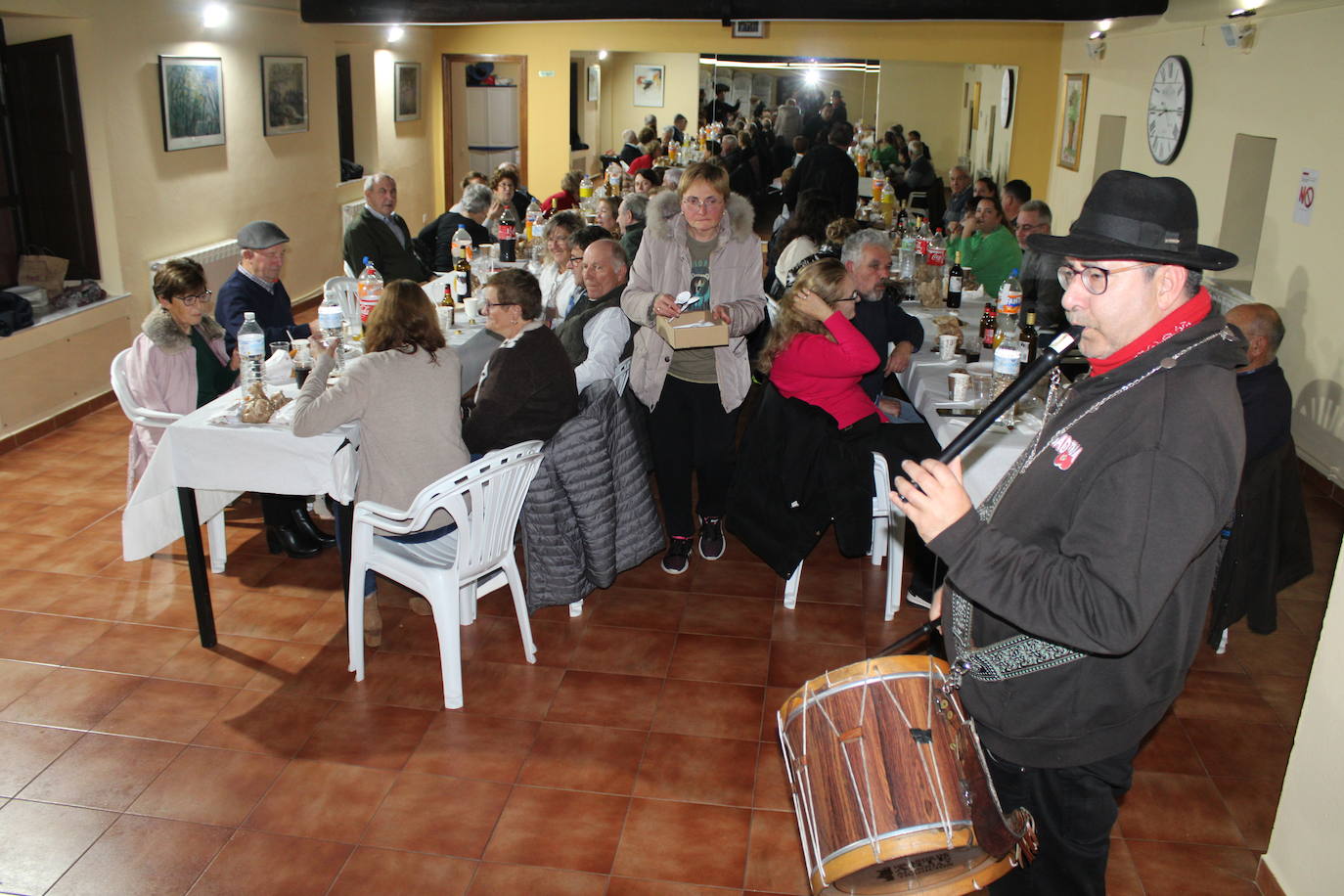 El sabor de las castañas y el chocolate despiden el mes de noviembre en Frades de la Sierra