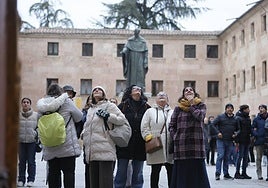 Turistas nacionales, en el Patio de Escuelas, frente a la fachada de la Universidad.
