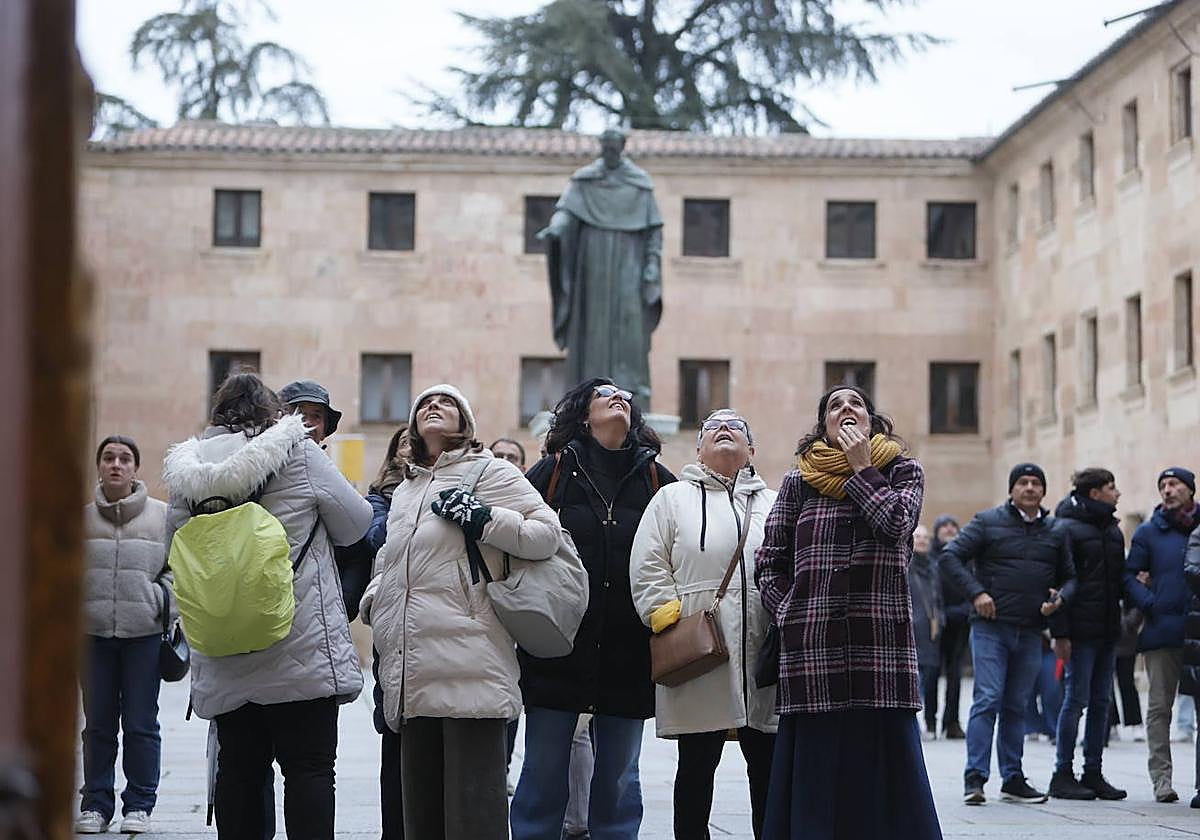 Turistas nacionales, en el Patio de Escuelas, frente a la fachada de la Universidad.