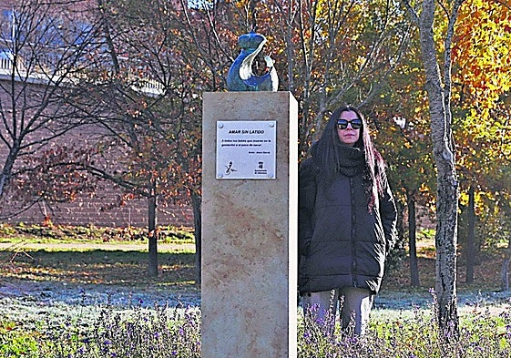 María Sánchez, junto a la escultura 'Amar sin latido', del artista Jesús García, que se encuentra en Huerta Otea.