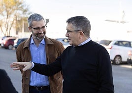 El portavoz del Grupo Parlamentario Socialista en el Congreso de los Diputados, Patxi López, junto al secretario general del PSRM, Francisco Lucas, en Yecla.