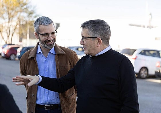 El portavoz del Grupo Parlamentario Socialista en el Congreso de los Diputados, Patxi López, junto al secretario general del PSRM, Francisco Lucas, en Yecla.