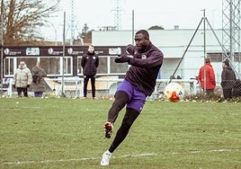 Souley Gassama dispara a puerta con su pierna derecha.