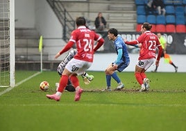 Aarón Piñan, con su dorsal 23 a la espalda, anotando el tanto que después anularía el FVS en O Couto.