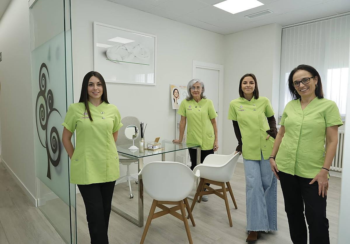 Parte del equipo de INEA SALUD. De izda. a drcha.: Sara Domínguez, responsable de clínica; Lourdes García Martínez, cirujana plástica y estética y directora médica de INEA SALUD; Andrea Santos, nutricionista; y Lourdes Pardo, dermatóloga.