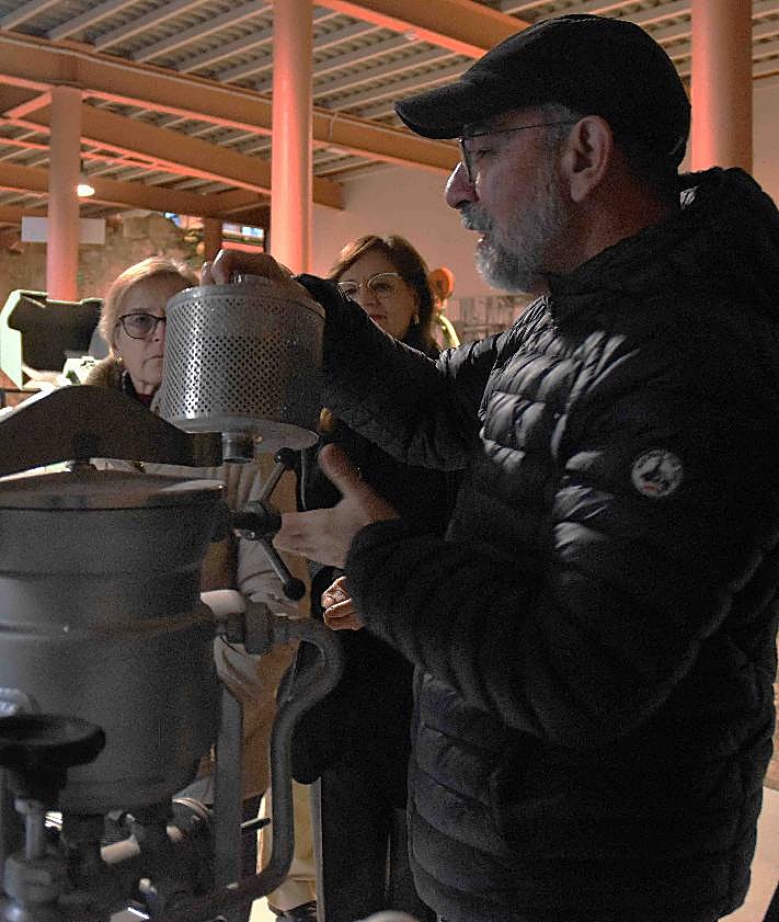 Imagen secundaria 2 - Imágenes de la visita de integrantes de la nueva asociación al Museo Textil.