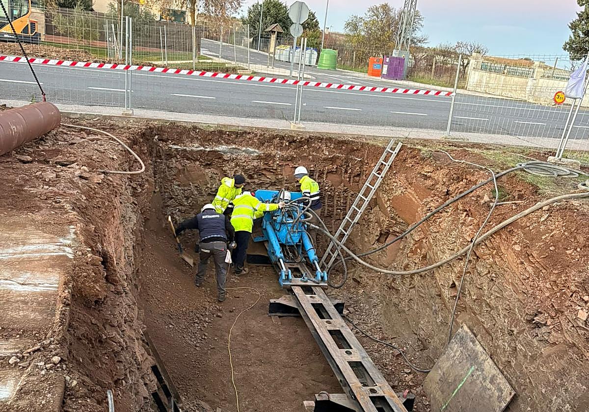 El inicio de las obras del colector que dará servicio a la urbanización Ciudad Jardín de Doñinos.