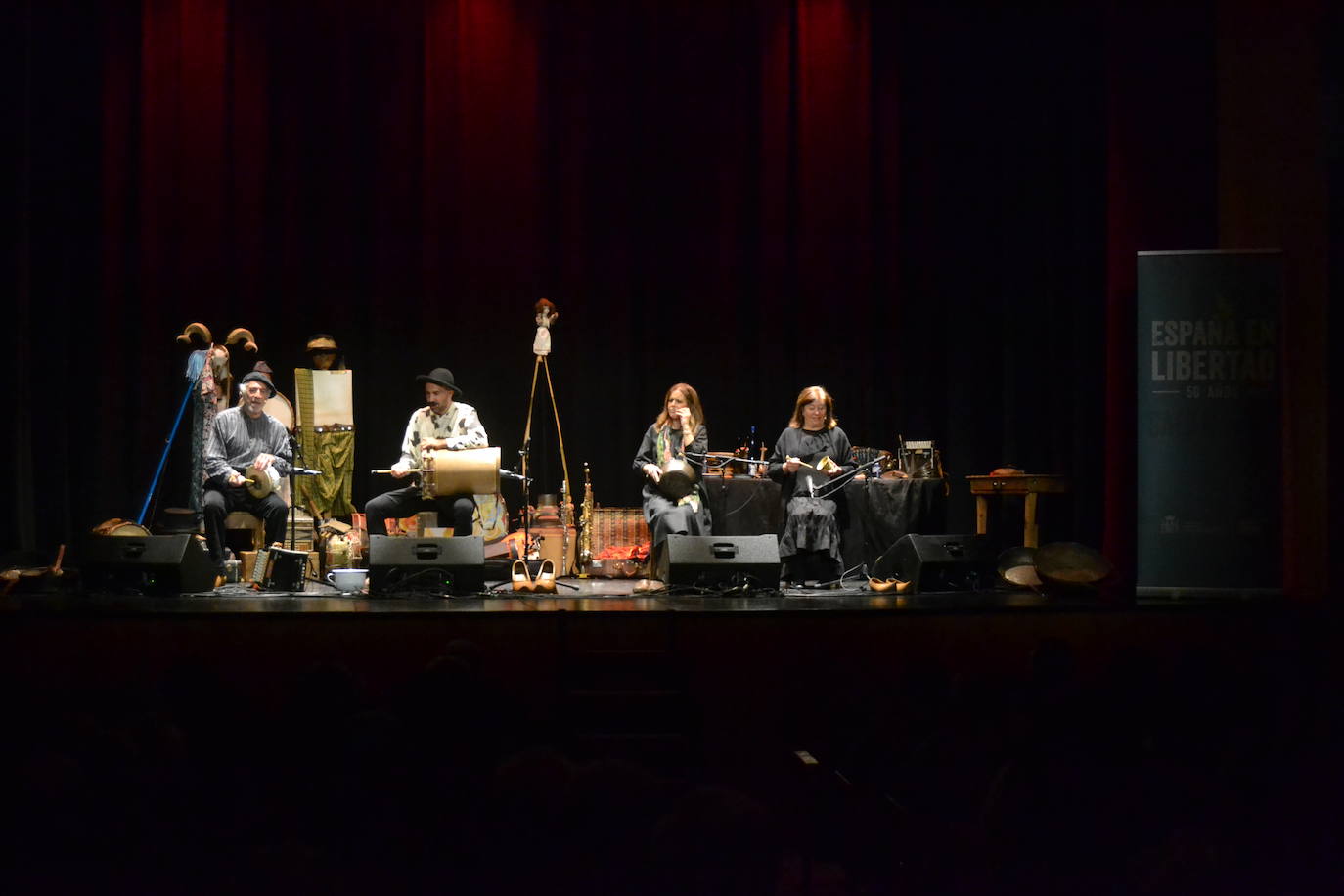 Mayalde inunda el Teatro Nuevo de tradición y libertad