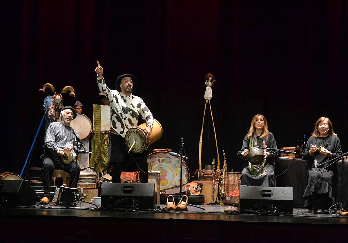 Mayalde inunda el Teatro Nuevo de tradición y libertad