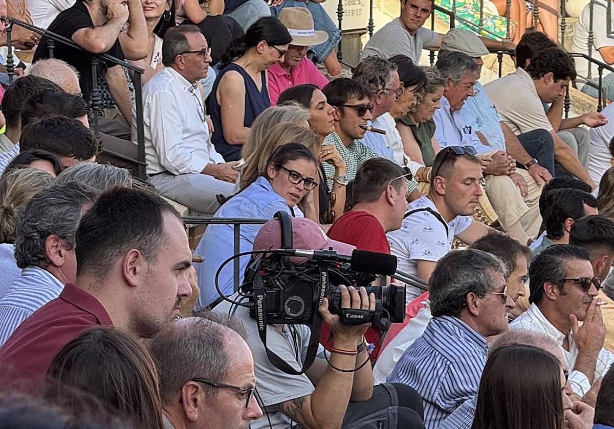 Cámara de televisión en el tendido de una plaza de toros.