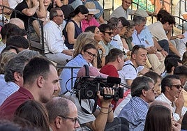 Cámara de televisión en el tendido de una plaza de toros.