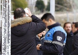 Instantánea de lo sucedido este pasado sábado en el campo Ángel Pérez Huerta, con presencia de la Policía Local, tras los incidentes en el partido de la 1ª Alevín entre el Helmántico y Ribert.