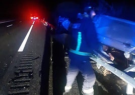 Un bombero de la Diputación, trabajando en el lugar del accidente.