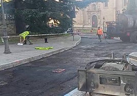 Los operarios municipales, trabajando en la calle Rosario en la mañana de este lunes.