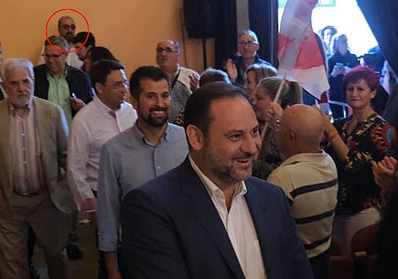 Ábalos entra en San Blas escoltado por Tudanca y Pablos y al fondo, discreto, Koldo.