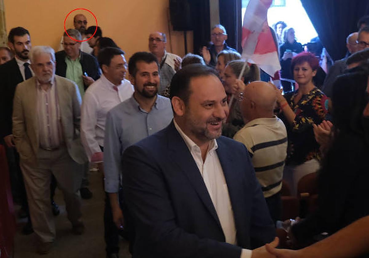 Ábalos entra en San Blas escoltado por Tudanca y Pablos y al fondo, discreto, Koldo.