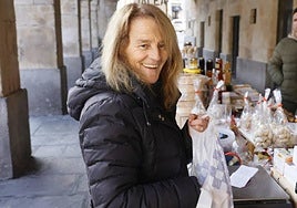 La turronera de la Alberca Paula Mancebo muestra un par de turrones artesanales en los soportales.