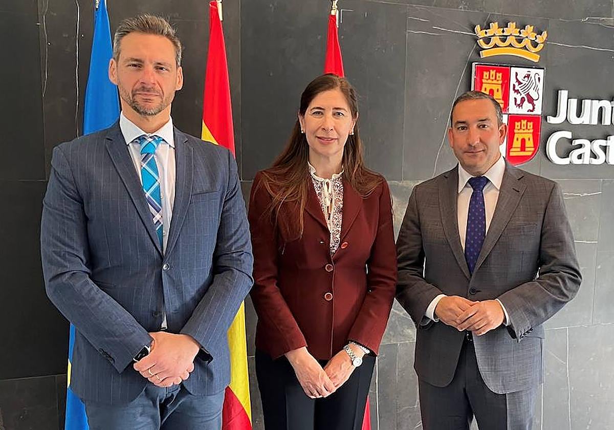 Reyes Gallego, junto al gerente del Servicio Público de Empleo, Jesús Blanco, y el delegado territorial de la Junta de Castilla y León, Eloy Ruiz.