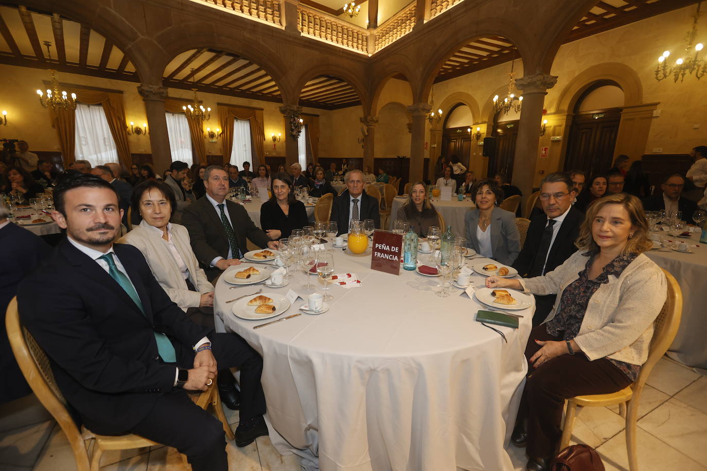 Antonio Rollán Segurado (presidente de CES), Rosario Arévalo Arévalo (vicerrectora de Ordenación Académica y Profesorado de la Universidad de Salamanca), Pedro García García (gerente de la Universidad de Salamanca), Susana Magdaleno García (directora de LA GACETA), Jaime González Lucas (director general de LA GACETA), Blanca Ares González (directora de Universidades e Investigación de la Junta de Castilla y León, Ana María Fermoso García (vicerrectora de Investigación y Transferencia de la Universidad Pontificia de Salamanca), Ángel Peralvo Sanchón (diputado de Educación de la Diputación de Salamanca) y Bertha M. Gutiérrez Rodilla (vicerrectora de Estudios de Grado y Calidad de la Universidad de Salamanca).