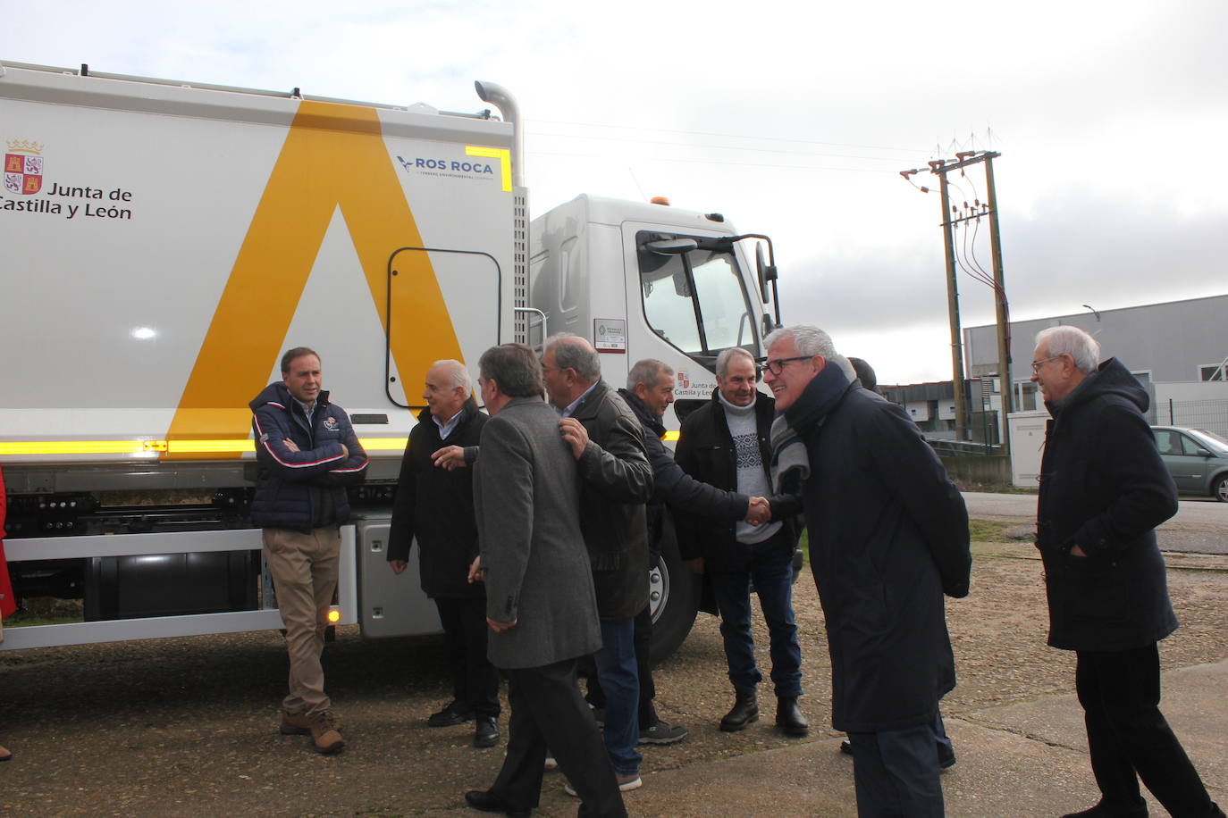 El consejero de la Presidencia de la Junta entrega un nuevo camión de residuos a la mancomunidad de Vitigudino
